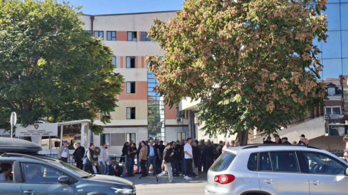 Pristalice tzv.OVK ne dozvoljavaju poslanicima izlaz iz skupštine u Prištini, postavili metalne ograde