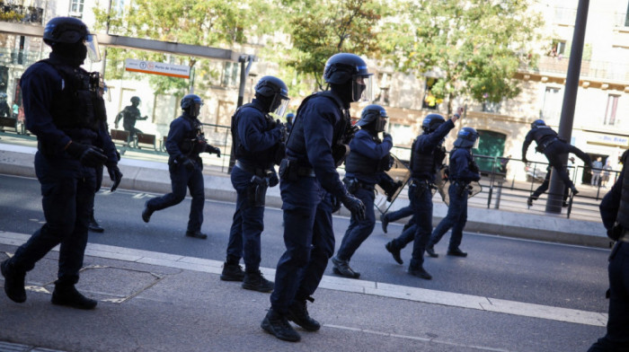 Protesti srednjoškolaca se šire Francuskom: Maloletnik teško povređen nakon što je podigao policijsku granatu