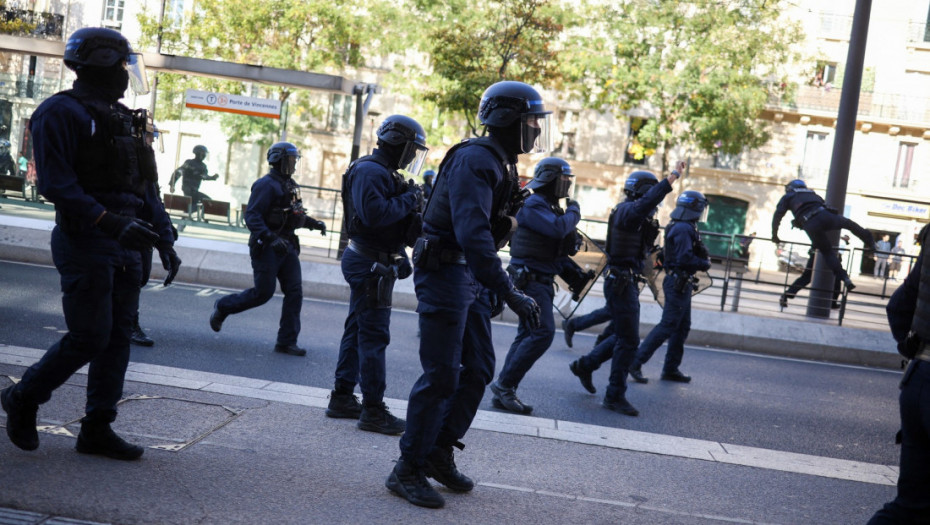 Protesti srednjoškolaca se šire Francuskom: Maloletnik teško povređen nakon što je podigao policijsku granatu