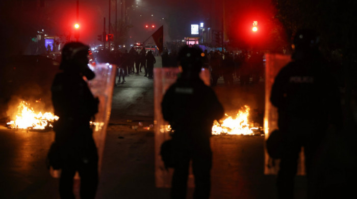 Haos ispred skupštine u Prištini: Policija upotrebila suzavac i oklopna vozila zbog protesta pristalica tzv. OVK (VIDEO)