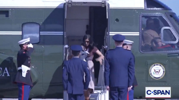 Druga dama SAD umalo ispustila tromesečnu bebu: Uša Vens se spotakla dok je izlazila iz helikoptera (VIDEO)