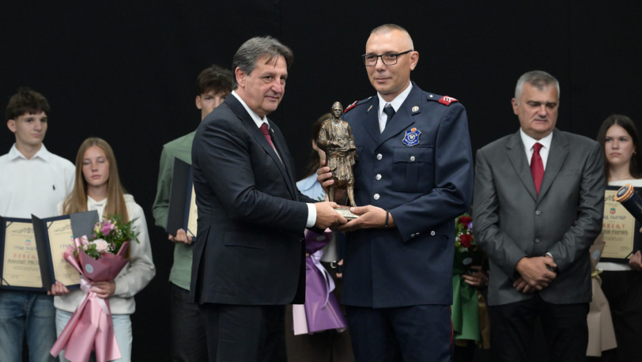 Gašić u Zaječaru povodom dana grada uručio vatrogascu nagradu Hajduk Veljko za podvig