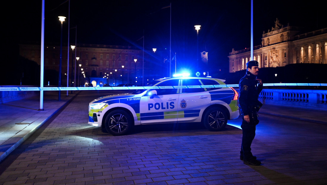 Incident kod Kraljevske palate u Stokholmu: Policija pucala na muškarca sa nožem (VIDEO, FOTO)