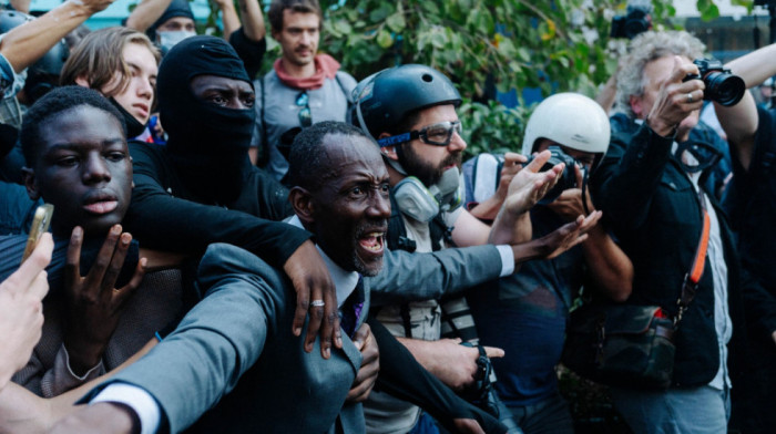 Gradonačelnik Sen Denija pogođen suzavcem na protestu u Francuskoj: Stao između policije i demonstranata