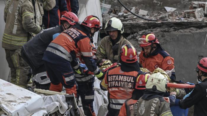Tri sprata nestala u sekundi: Urušila se zgrada u Istanbulu, u ruševinama pronađena i deca (VIDEO)