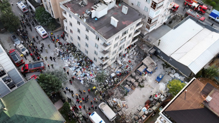 Tri sprata nestala u sekundi: Urušila se zgrada u Istanbulu, u ruševinama pronađena i deca (VIDEO)