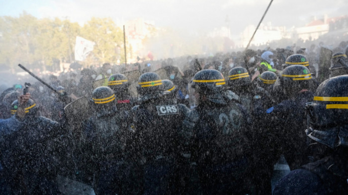 Novi nemiri u Parizu: Sukob policije i demonstranata, korišćen suzavac i vodeni top, učenici pevali Marseljezu (VIDEO)