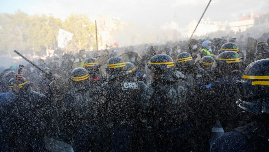Novi nemiri u Parizu: Sukob policije i demonstranata, korišćen suzavac i vodeni top, učenici pevali Marseljezu (VIDEO)
