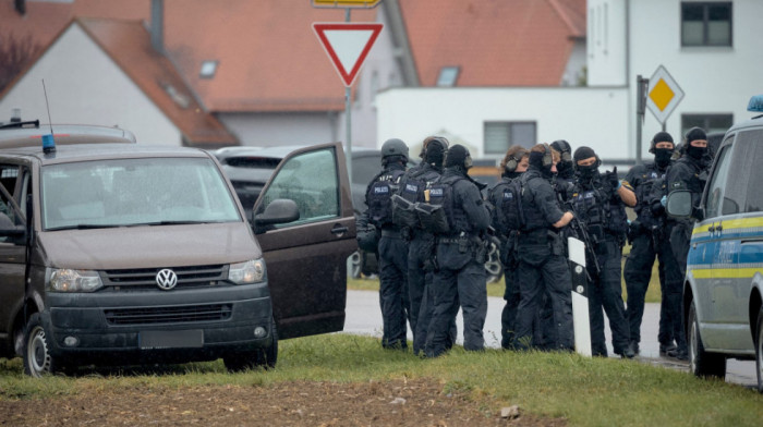 Opsada u Nemačkoj: Službenik ubijen tokom kontrole oružja, napadač se zabarikadirao u kući sa taocem