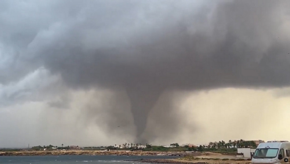 Dva razorna tornada pogodila grad: Ogroman vrtlog dizao automobile u vazduh (VIDEO)