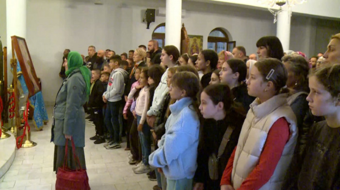 Deca iz Leposavića u Beogradu na liturgiji u manastiru Rakovica
