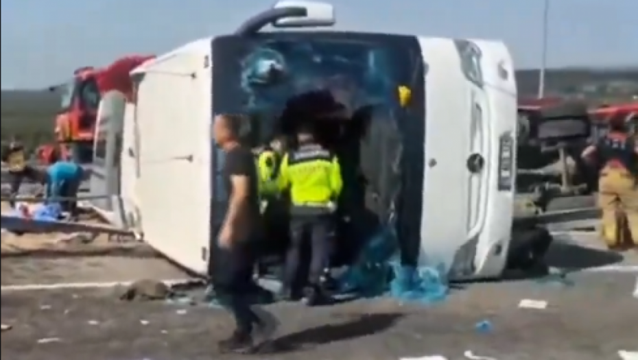 Teška nesreća u Turskoj: Najmanje 11 poginulih i 27 povređenih u sudaru autobusa i šlep službe