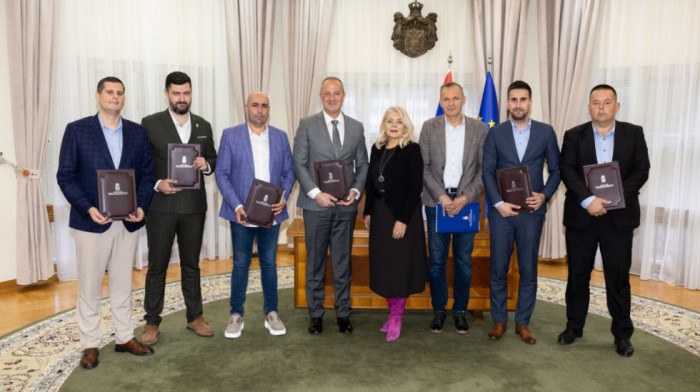 Sofronijevićeva potpisala ugovore vredne 5,3 miliona evra za infrastrukturne projekte u pet lokalnih samouprava