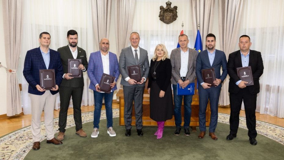 Sofronijevićeva potpisala ugovore vredne 5,3 miliona evra za infrastrukturne projekte u pet lokalnih samouprava