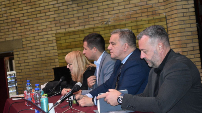 Stanković u Zrenjaninu sa direktorima osnovnih i srednjih škola