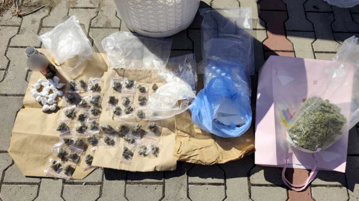 Hapšenje na Čukarici: Krio paket kokaina u dvorištu, evo šta je sve policija našla u stanu