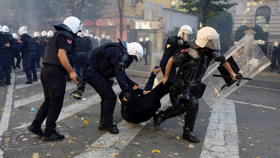 Nasilje na protestima u Tirani, uhapšeno 16 osoba: Demonstranti bacali petarde i Molotovljeve koktele na policiju (FOTO)