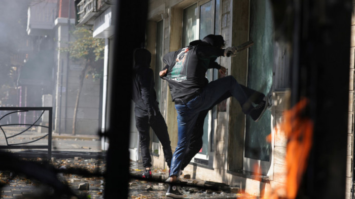 Protesti u Tirani eskalirali u nasilje: Bačeni Molotovljevi kokteli, 35 uhapšenih, stižu prve reakcije