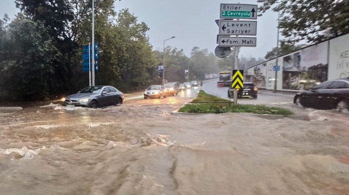 Obilne kiše i poplave u Istanbulu: Vlasti zatvorile škole, pozvale građane da ne izlaze