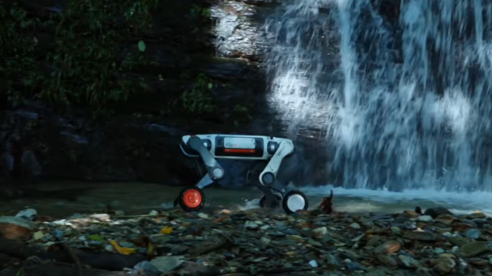 Pas-robot u pratnji naučne ekspedicije u planinama Ajlao na jugozapadu Kine