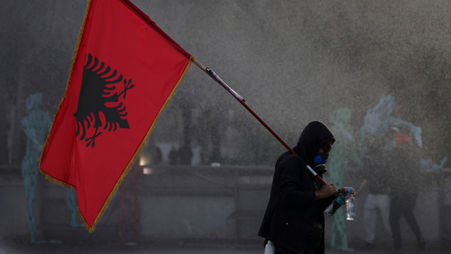 Direktor policije Tirane povređen tokom protesta, 21 osoba zbrinuta u bolnici