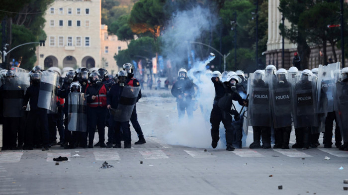 Sukobi demonstranata i policajaca u Albaniji nastavljeni ispred Ramine kancelarije (FOTO)