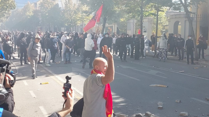 Novi nasilni protest u Tirani: Demonstranti pale zgrade, policija uzvratila gumenim mecima i suzavcem