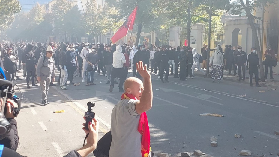 Novi nasilni protest u Tirani: Demonstranti pale zgrade, policija uzvratila gumenim mecima i suzavcem