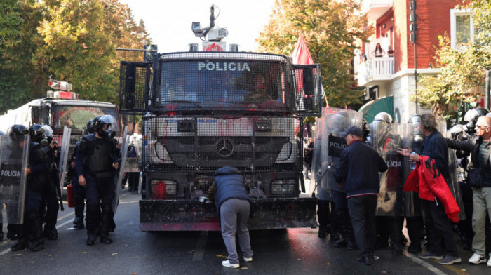Haos na ulicama Albanije: Sukobi demonstranata i policije, građani traže ostavku Edija Rame