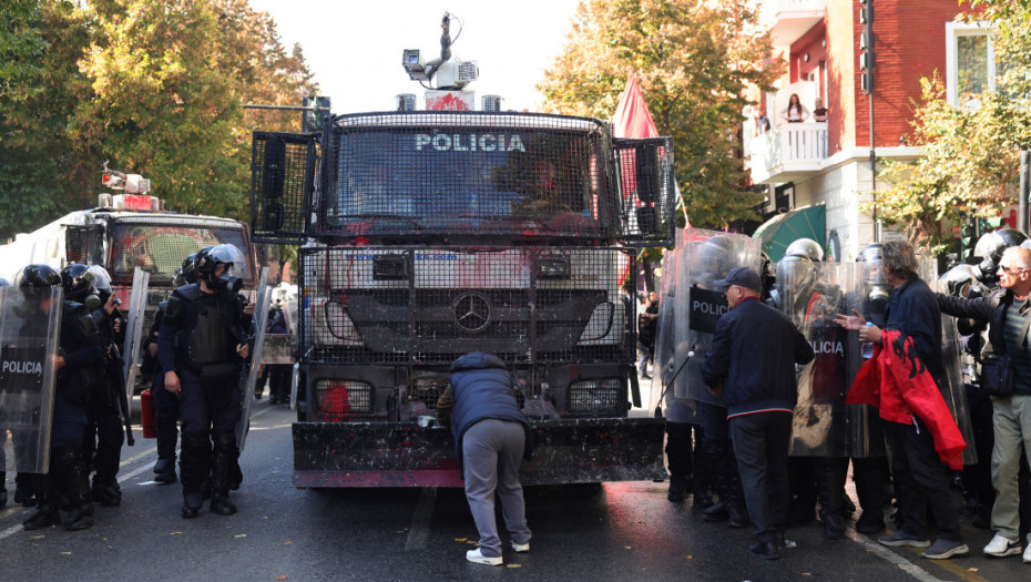 Haos na ulicama Albanije: Sukobi demonstranata i policije, građani traže ostavku Edija Rame