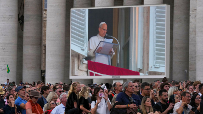 Papa Lav XIV prvi put se pojavio u javnosti nakon operacije malignog tumora na plućima: Evo šta je poručio vernicima