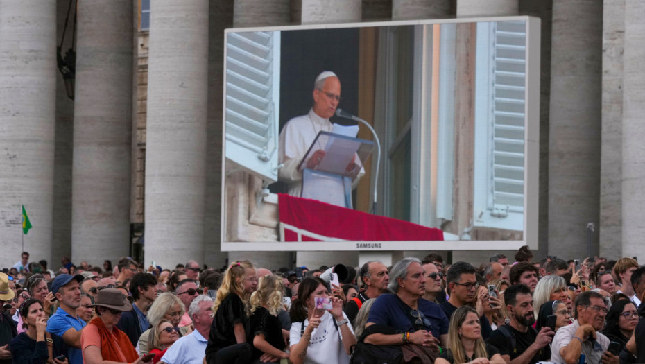 Papa Lav XIV prvi put se pojavio u javnosti nakon operacije malignog tumora na plućima: Evo šta je poručio vernicima