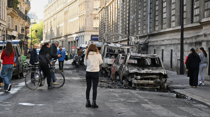 Zapaljeni automobili, uništeni izlozi, vatra na trgovima: Ulice Pariza kao ratište nakon nasilnih protesta (FOTO, VIDEO)