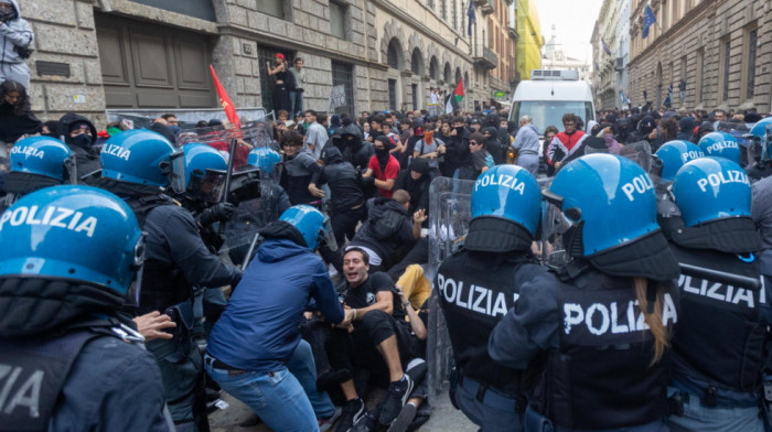 Neredi na ulicama Milana: Mladi u crnom razbijali izloge, policija intervenisala vodenim topovima