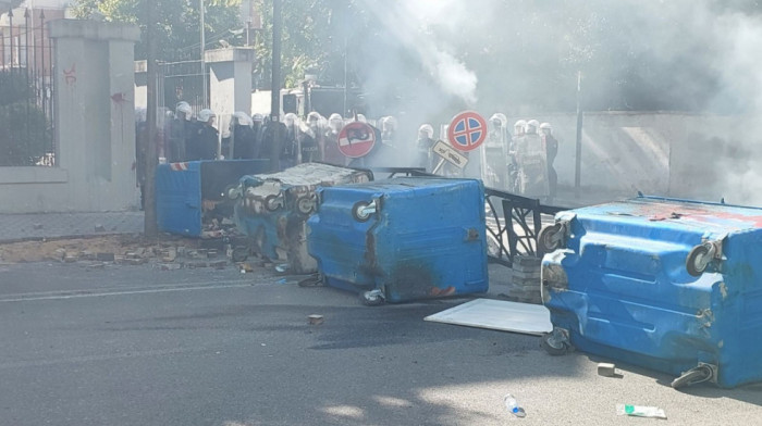 Sukobi u Tirani: Demonstranti upali u zgradu Vrhovnog suda, policija koristi suzavac, vodene topove i gumene metke