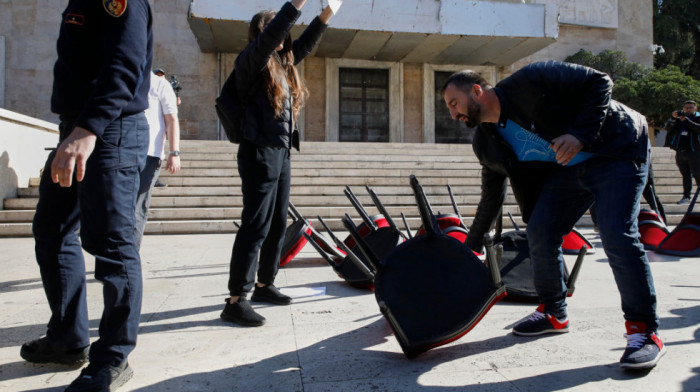 Nastavljaju se protesti u Tirani: Demonstranti demolirali Raminu skulpturu "Dijalog“, traže ostavku premijera