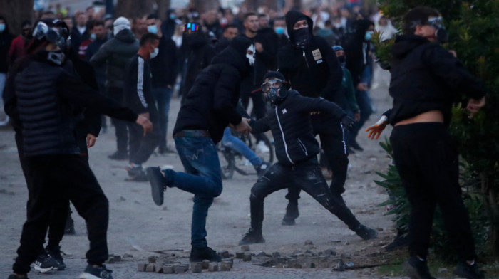 Protesti u Tirani ponovo eskalirali posle dva sata zatišja: Policija odgovorila na napad Molotovljevim koktelom