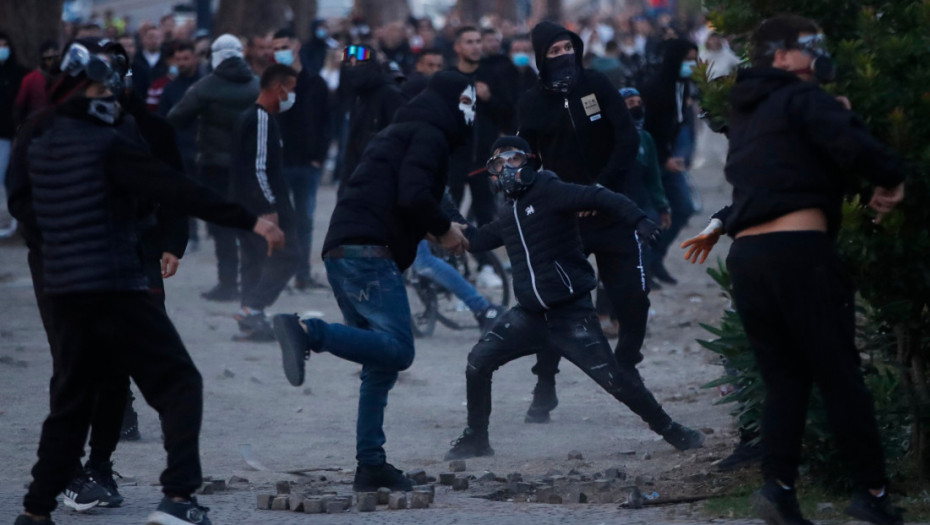 Protesti u Tirani ponovo eskalirali posle dva sata zatišja: Policija odgovorila na napad Molotovljevim koktelom