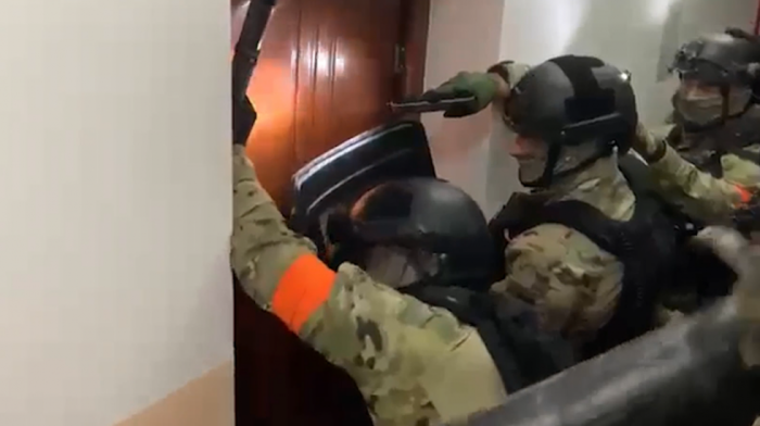 Snimak hapšenja u Novom Sadu: SAJ razvalio vrata - upali u štek dilera koji je spremao nerede na dan izbora u Beogradu