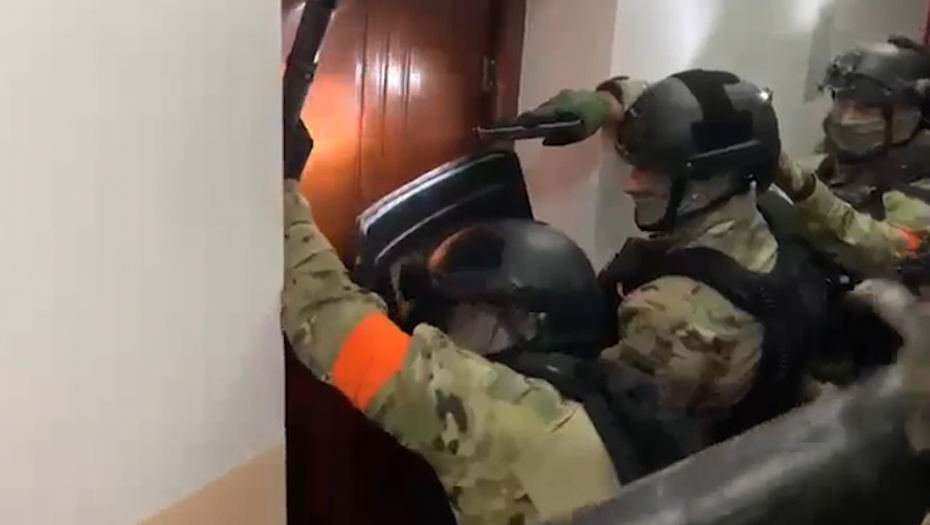 Snimak hapšenja u Novom Sadu: SAJ razvalio vrata - upali u štek muškarca koji je spremao nerede na dan izbora u Beogradu