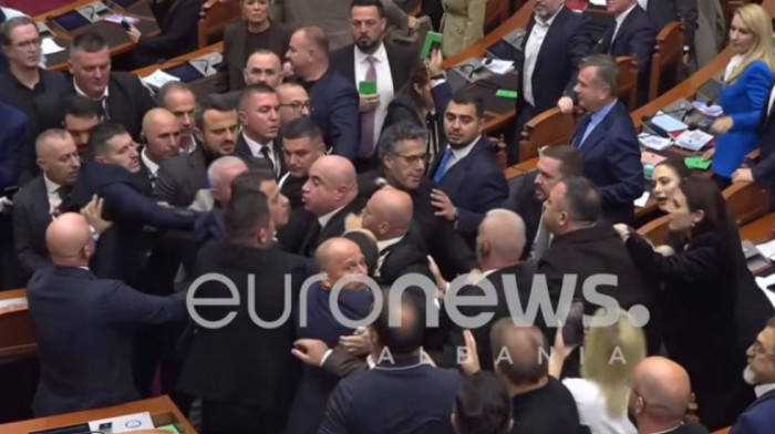 Masovna tuča u albanskom parlamentu: Opozicioni poslanik nasrnuo na bivšeg ministra, nastao opšti haos (VIDEO)