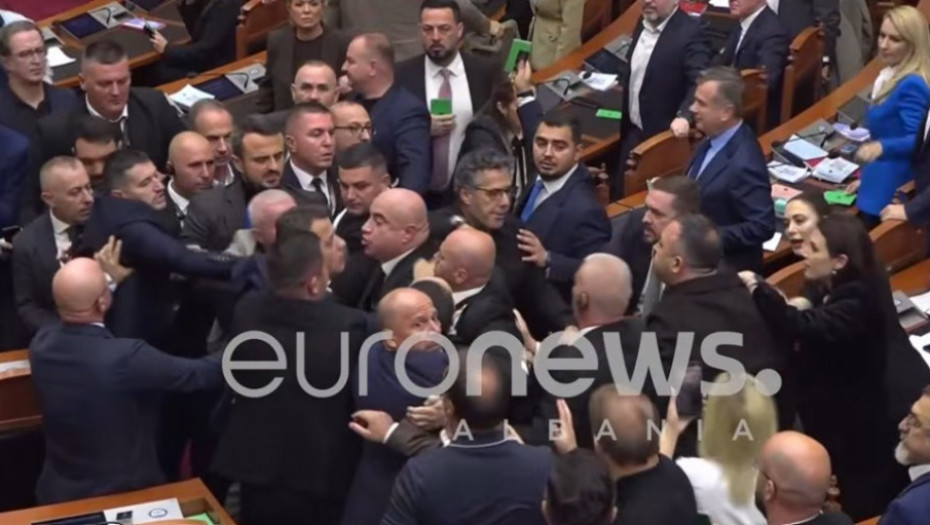 Masovna tuča u albanskom parlamentu: Opozicioni poslanik nasrnuo na bivšeg ministra, nastao opšti haos (VIDEO)