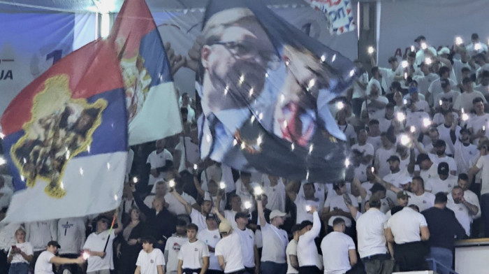 Građani se okupljaju ispred Hale sportova pred skup liste "Ujedinjena Srbija"