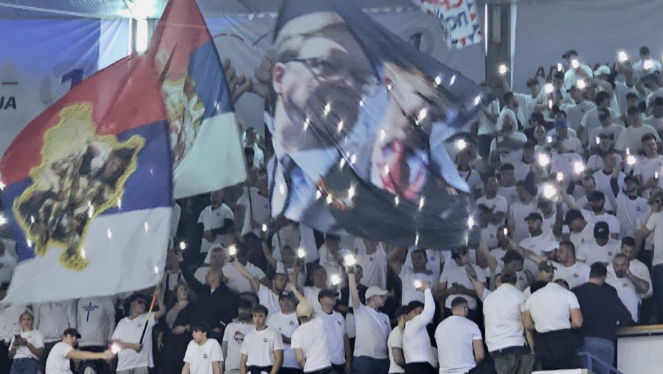 Građani se okupljaju ispred Hale sportova pred skup liste "Ujedinjena Srbija"
