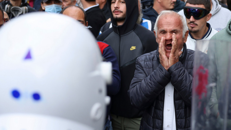 Opsadno stanje u Tirani: Policija vodenim topovima razbijala proteste ispred Raminog kabineta