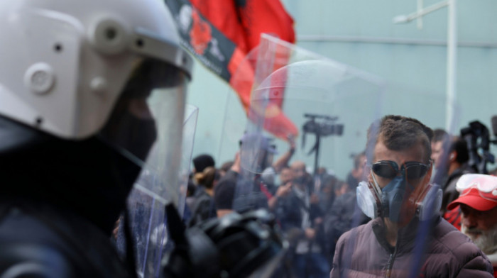 Završen protest u Tirani, privedeno više demonstranata