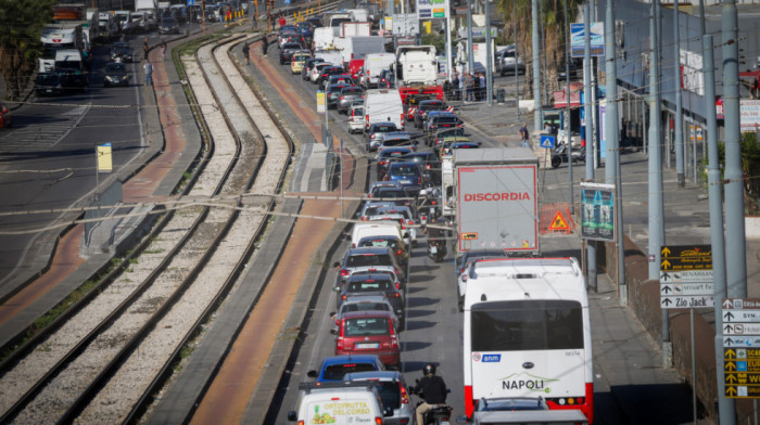Nekoliko stotina ljudi na protestu u Rimu pod sloganom "Italija van rata“