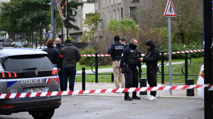 Među povređenima i dvanaestogodišnja devojčica: Najnoviji detalji pucnjave u Parizu, žrtve u kritičnom stanju (VIDEO)