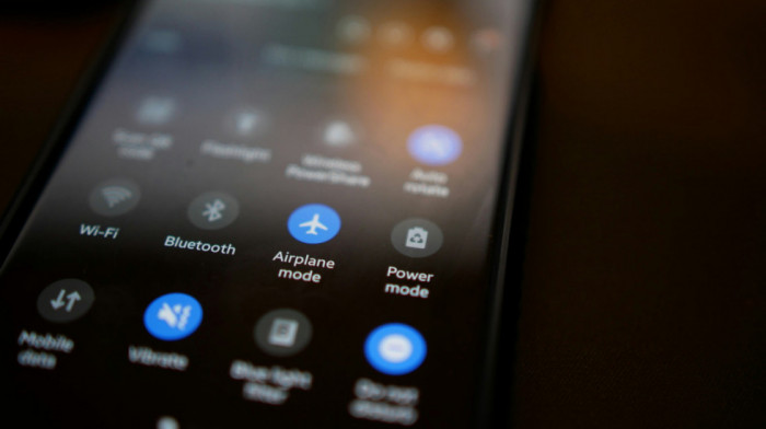Da li je opasno telefonirati u avionu: Pravi razlog zbog kog uključujemo "airplane mode" tokom leta
