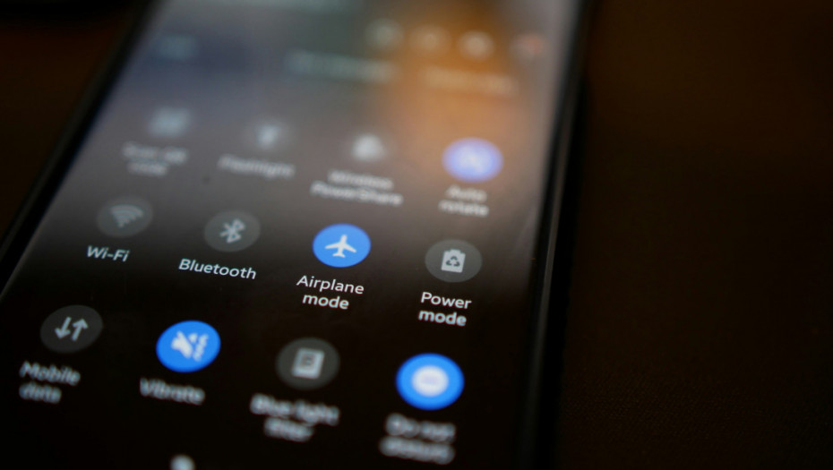 Da li je opasno telefonirati u avionu: Pravi razlog zbog kog uključujemo "airplane mode" tokom leta